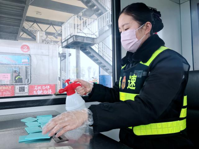 一線員工配備口罩、手套等防護(hù)用品堅(jiān)守崗位，同時(shí)做好辦公、生活區(qū)域及CPC卡的消毒。_調(diào)整大小.png