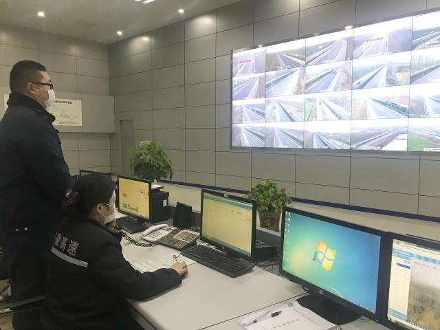 界阜蚌公司收費部部長李國森與妻子王曉麗春節(jié)堅守崗位，共戰(zhàn)疫情。.jpg