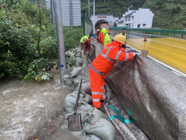 6月20日，寧國(guó)處搶修人員對(duì)黃千段隧道邊溝積水問題搶修，保障道路暢通.jpg