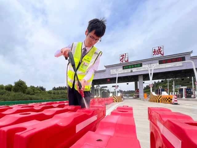 04 7月26日合安中心孔城收費(fèi)站工作人員對(duì)收費(fèi)廣場(chǎng)水馬進(jìn)行臺(tái)風(fēng)前加固。.jpg